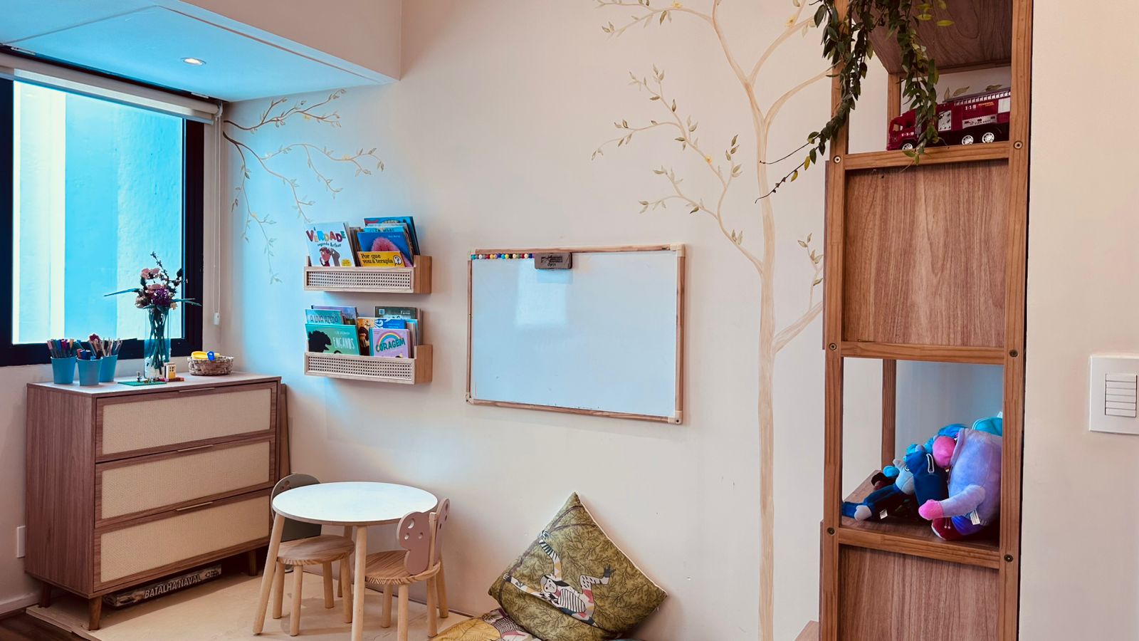 Cantinho de leitura infantil com livros e brinquedos
